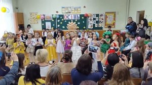 Пісенька "Я маленька українка" на Святі осені у нашому 1в
