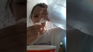 Лопую шарик с соком