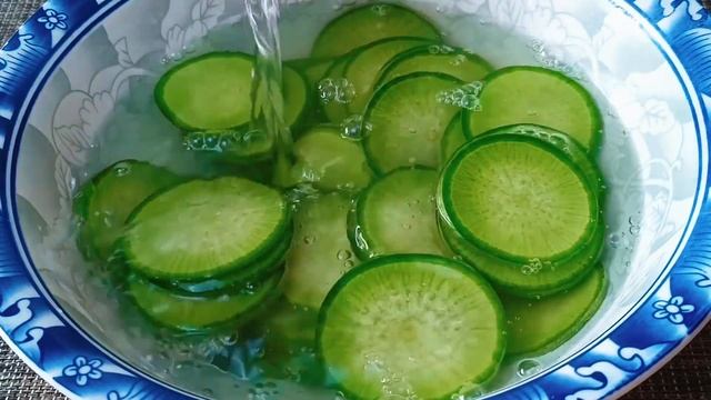 春天多吃蘿蔔，教你一個創意新吃法，不炒不做湯，出鍋比酥肉還香，【柚子愛吃】，#蘿蔔餅怎麼做才更薄，#蘿蔔料理 ,  #蘿蔔食譜，#蘿蔔餅的家常做法，#蘿蔔餅怎麼煎，#蘿蔔餅的煎法，#家常菜, #特色