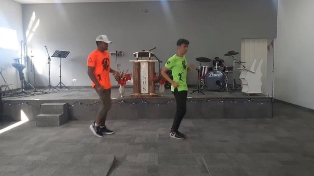 Cleytinho de Macaé - Sorrindo Atoa - Coreografia gospel смотреть онлайн