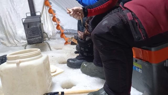 Рыбалка в Якутии. Ловля на мормышку в палатке. смотреть онлайн