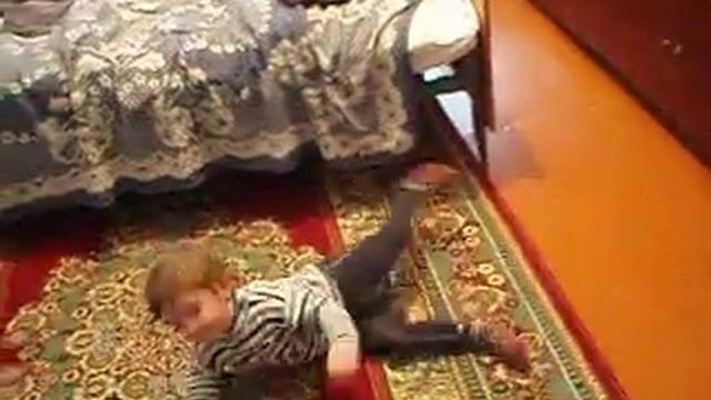 Бакинец танцует пластику_Пацану 1.5 года