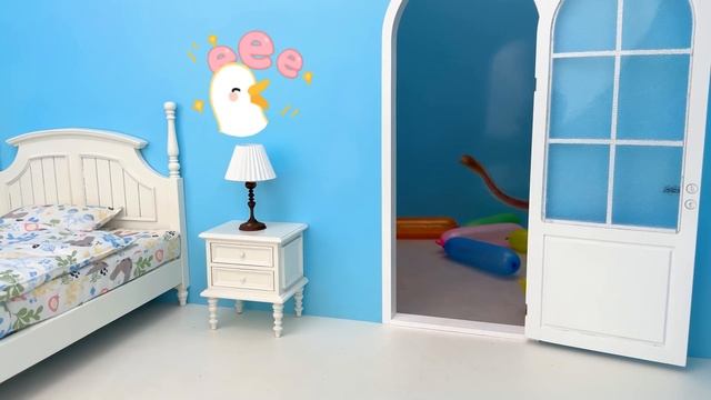 Monkey Baby Bon Bon Plays With Rainbow Balloons and Swims With Ducklings In The Pool смотреть онлайн