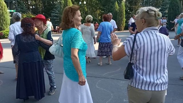 Беги, прошу я беги!!!💃🌹Танцы в парке Горького!!!💃🌹 Харьков 2021 смотреть онлайн