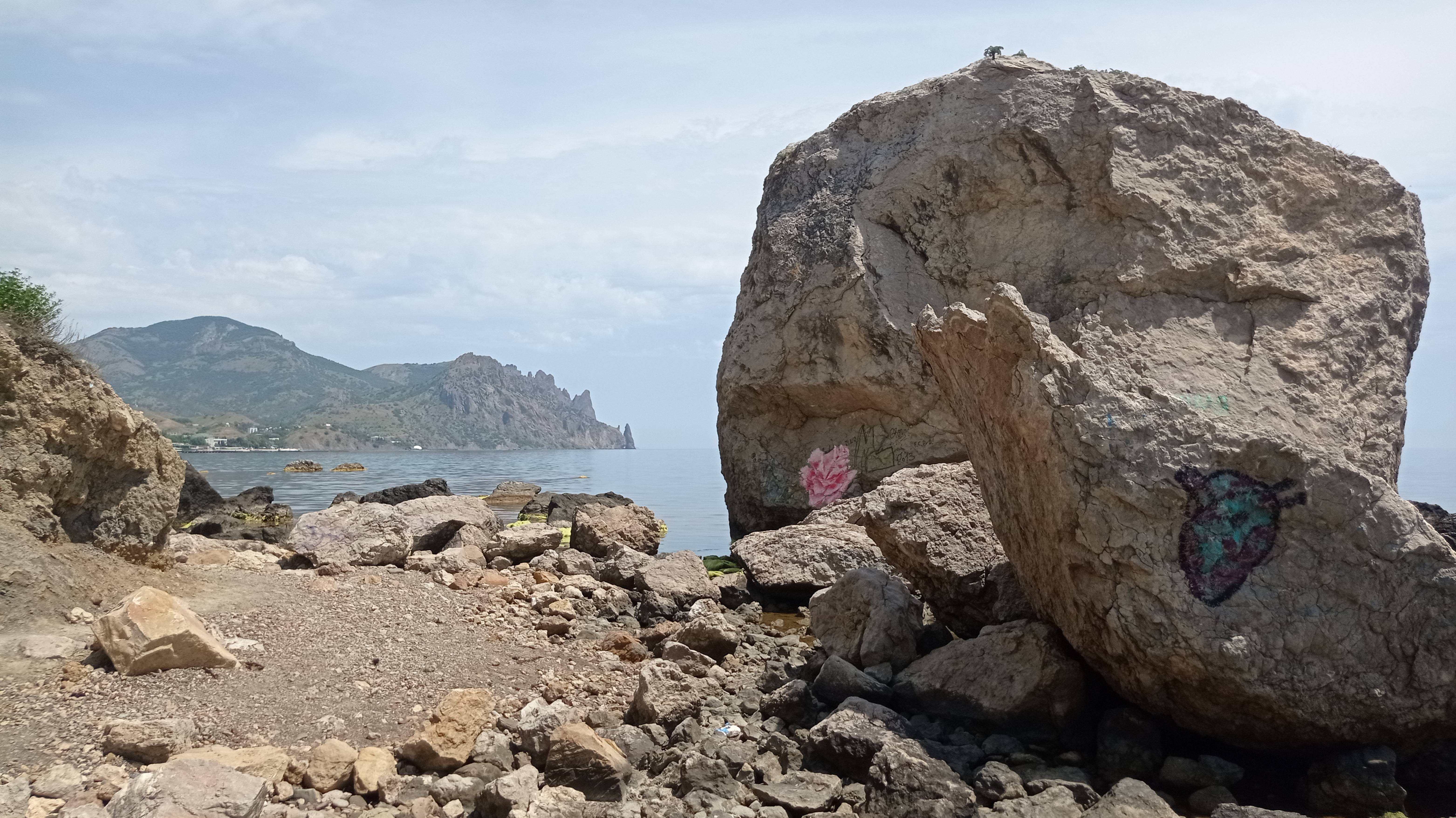 Крымский пляж без комплексов у скалы Арбуз.Курортное.