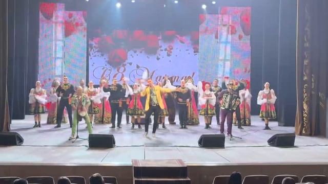 Ансамбль «Околица» и группа «Два с половиной кума» | Праздничный концерт «БезОтветная любовь» смотреть онлайн