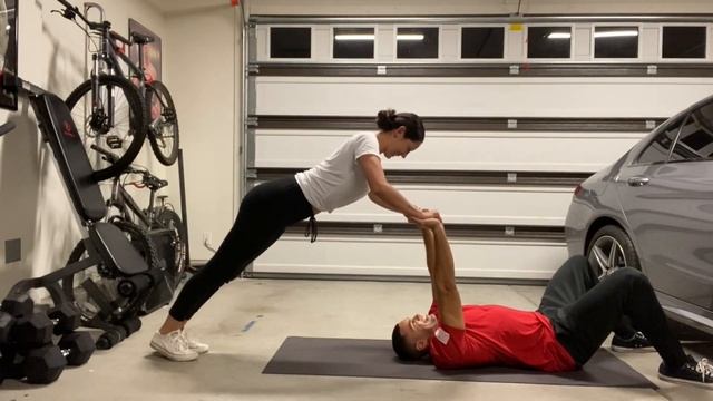 COUPLE TRIES COUPLE WORKOUTS (bad idea) смотреть онлайн