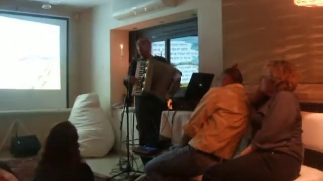 שירה בציבור - אצל נעימה ערב של שירה смотреть онлайн