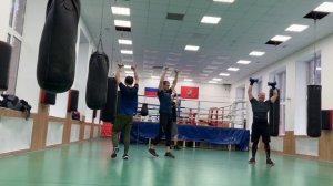 Комплекс  тренировки  с лёгкими гантелями   для выносливости плеч в боксе. Клуб "Забойник"