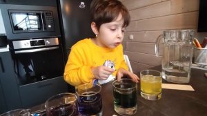 Эксперимент с цветной водой, маслом и шипучими таблетками
