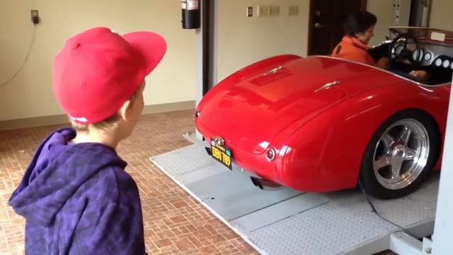 65 Shelby Daytona Cobra Coupe vs 63 Austin Healey смотреть онлайн