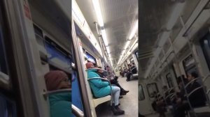 Неадекватный пассажир в московском метро (неадекватная бабка)
