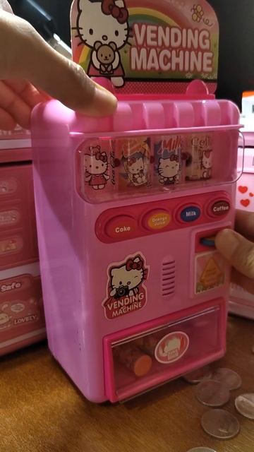 TOSS COIN AT HELLO KITTY MINI VENDING MACHINE 🍹🥛🍷 смотреть онлайн