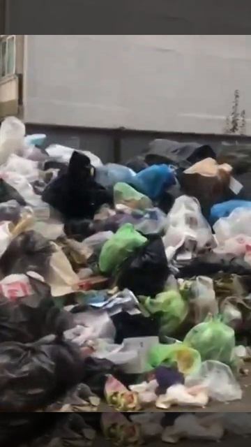 СВАЛКИ ВО ДВОРАХ ОРЕНБУРГА ПОСЛЕ БЕГСТВА МЭРА!#shorts смотреть онлайн