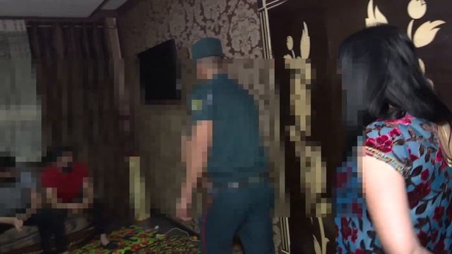 XONADONDA 3 YIGIT VA 5 QIZ QO'LGA TUSHISHDI! смотреть онлайн