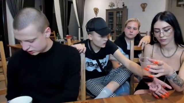 Мелстрой стримы/Mellstroy движ/бомжиха бухает за бабки/плюнул в стакан она выпила/лысую рвёт смотреть онлайн