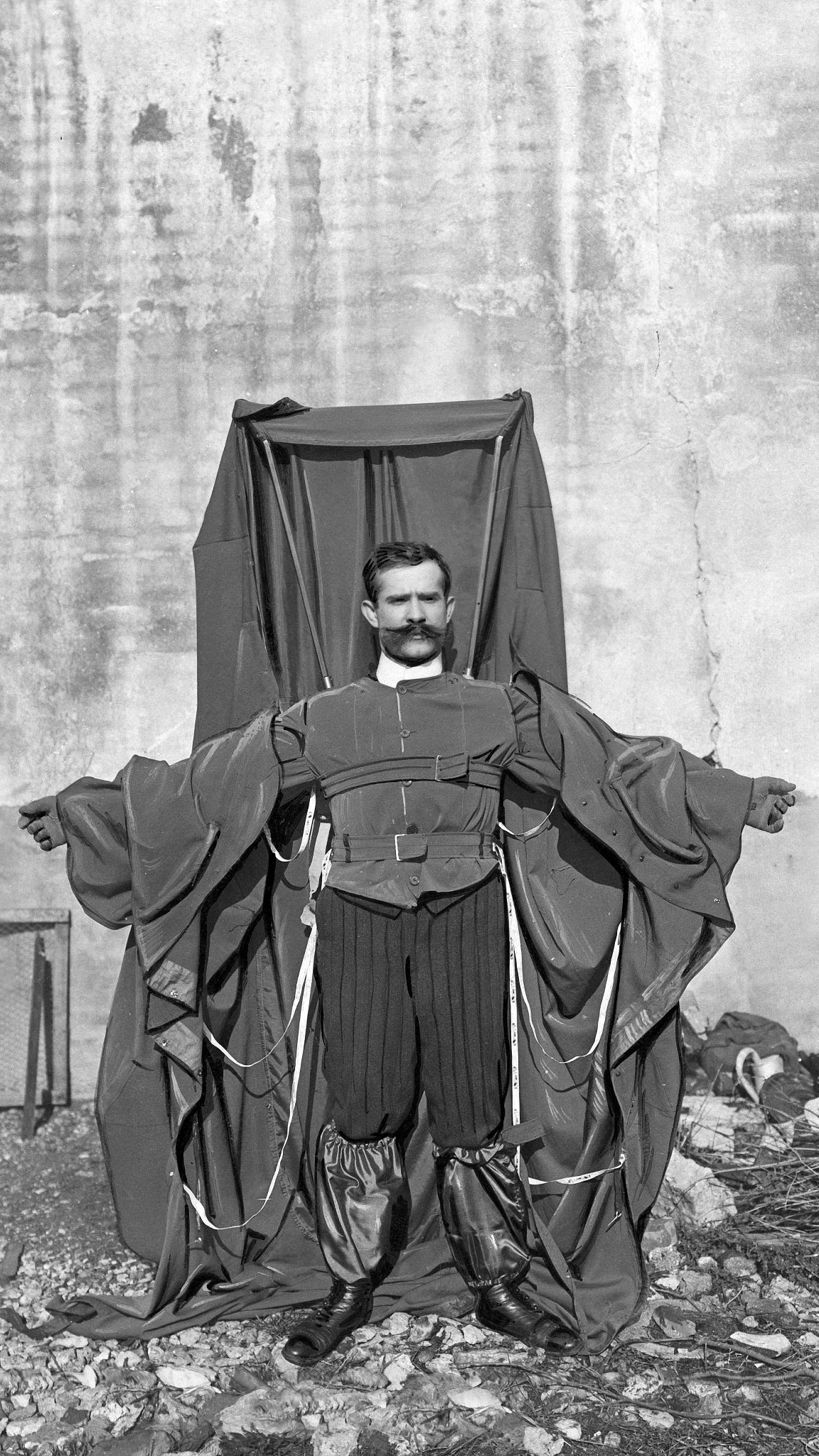 Франц Карл Райхельт 16 октября 1878—4 февраля 1912— австрийский портной, изобретатель плаща-парашют