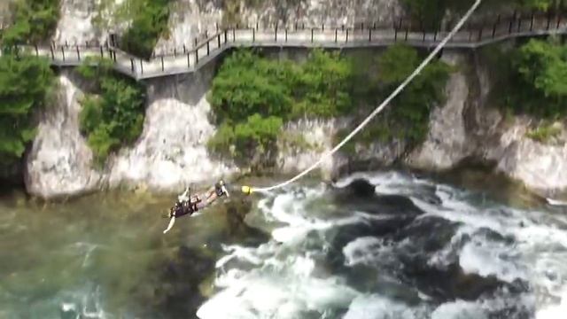 Youngest solo bungy jump in Japan смотреть онлайн