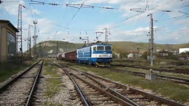 Къс влак на БДЖ ТП напуска гара Синдел с красивата машина 46037 смотреть онлайн