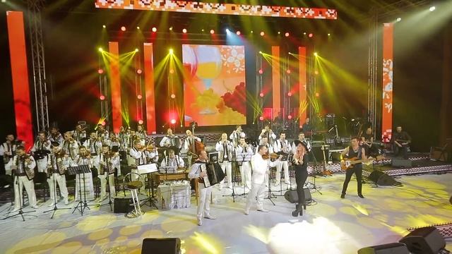 Delia & Orchestra Fraților Advahov - Bun e vinul ghiurghiuliu смотреть онлайн