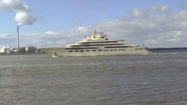 Megayacht Omar auf der Weser vor Bremerhaven смотреть онлайн