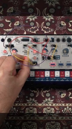 Эксперименты с полумодульным синтезатором  Korg Volca Modular. FM синтез + wave folding дают невероя