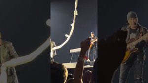 U2-Sphere | Bono forgets the words to Trying to Throw Your Arms Around the World 🤷🏼♂️