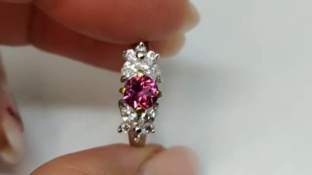 Бижутерия. Кольцо с бразильским Pink Mystic топазом 6.0мм и фианитами, лампы