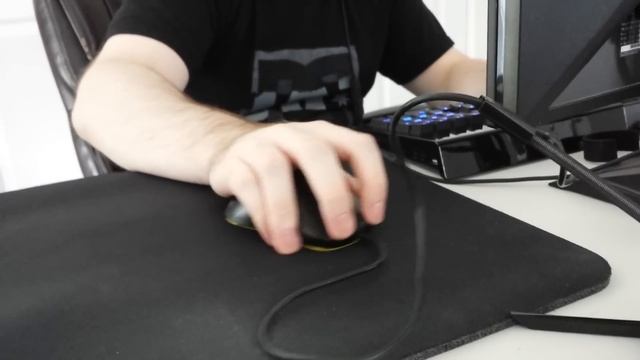 геймер настраивает игровую мышь