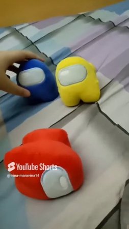 красный упал! мем с игрушками амонг ас