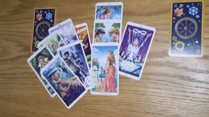 Следит ли он/она за мной? Расклад Таро