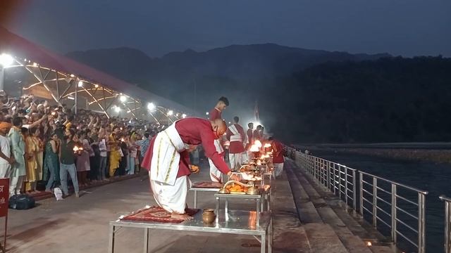 live Ganga aarti Rishikesh triveni ghat 27-3-24 смотреть онлайн