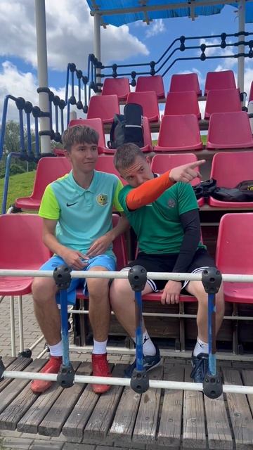 Алексей Скультецкий идеально показал как надо подкатывать к девочкам😉 #футбол #football #edit смотреть онлайн