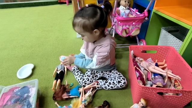 Агата и мама играют в детском центре #детскийцентр #мамаидочь