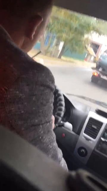 Водитель маршрутки обедает за рулем в Астрахани смотреть онлайн