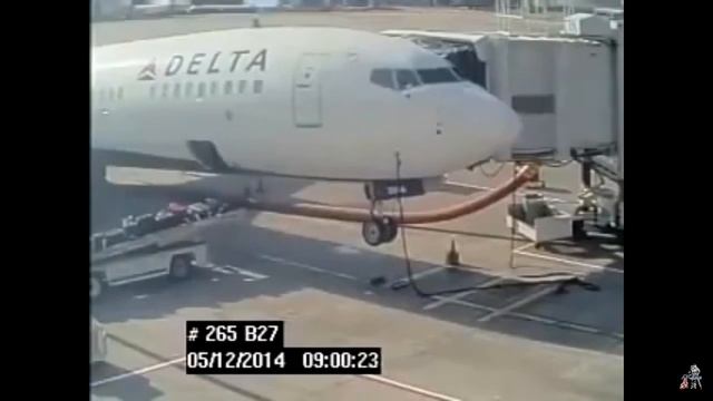 Fat guy makes airplane lift off the ground смотреть онлайн