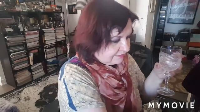 ПРИШЛА ДОМОЙ. ПУЗЫРьКИ МИНЕРАЛКИ,шоколадки, парфюм Salvatore Ferrgagamo Charms. смотреть онлайн