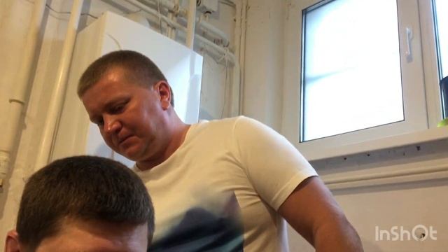 АЛИНА ПОДСТРИГАЕТ ВИТАЛИКА, ПАПА ПОМОГАЕТ смотреть онлайн