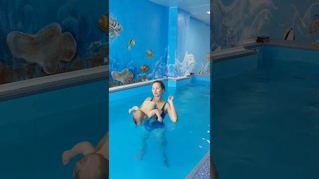 Маша 9 мес качает спину в воде смотреть онлайн