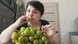 Пробую китайский виноград