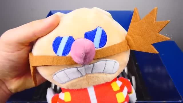 Строгий дядечка с усами пробует на прочность измельчитель за ним летят разные игрушки и сд диски смотреть онлайн