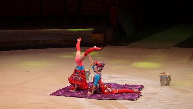 Цирковая студия "Бриллиантовый шмель" - "Барыни" смотреть онлайн