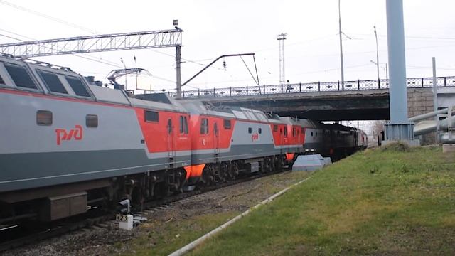 Сплотка из шести электровозов: 5 ЭП2К и электровоз ЭП20-050. смотреть онлайн