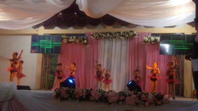 Las Baby Dance bailando Barbie Girls y Calypso смотреть онлайн