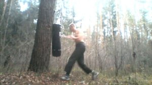 тренировка, удары по подвесной боксёрской груше 4