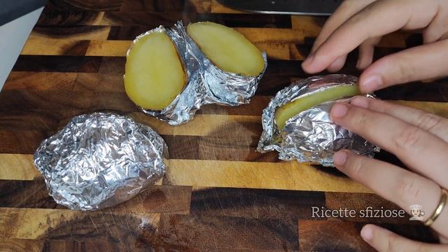 La migliore ricetta di patate ripiene al forno, incredibilmente gustose! 😍Ricetta economica!