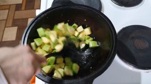 Пожарил кабачки в казане