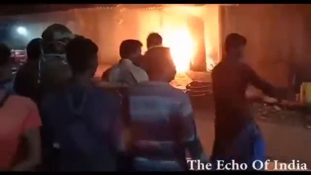Purba Medinipur, West Bengal: Fire burns down shop on day of inauguration смотреть онлайн