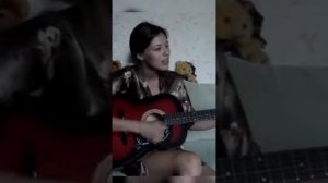 Красивая казашка поет под гитару