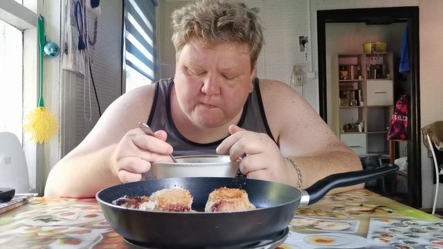 мукбанк: овощной салат и куриные биточки смотреть онлайн